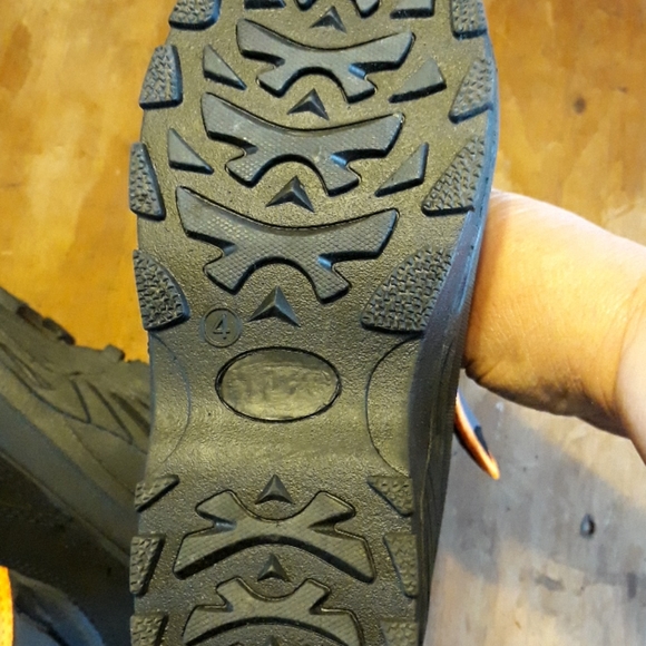 Winter boots, velcro ties, leak resistant - Picture 9 of 9